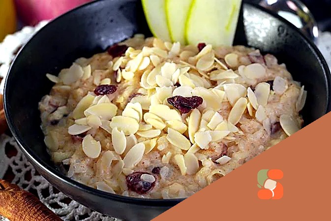 Рисова каша з яблуками та сушеною журавлиною