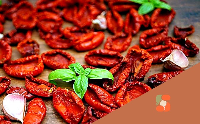 Салат "Роза" з куркою, буряком та чорносливом