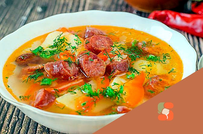 Гострий томатний суп із копченими ковбасками