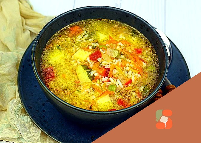 Рисовий суп із зеленим горошком та овочами.