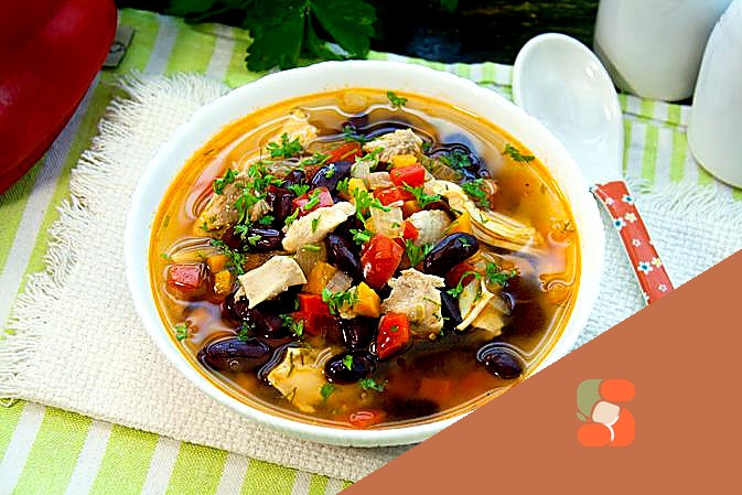 Суп з консервованою квасолею, куркою та овочами.