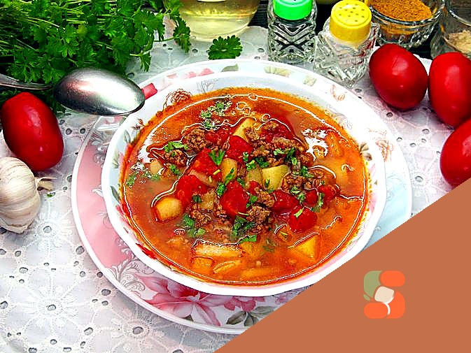 Томатний суп з м'ясним фаршем та яблуком