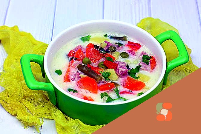 Сирний суп з шинкою, стручковою квасолею, перцем та зеленим горошком