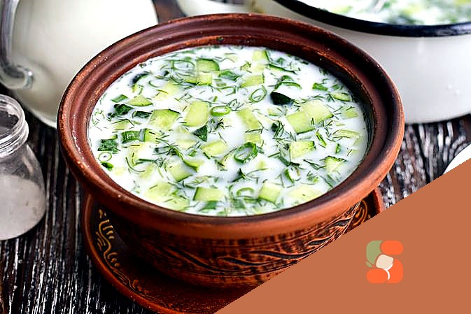 Холодний кисломолочний суп з огірками, зеленою цибулею та кропом