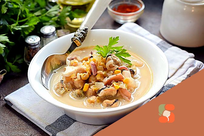 Вершковий суп з морепродуктами, консервованим нутом та кукурудзою.