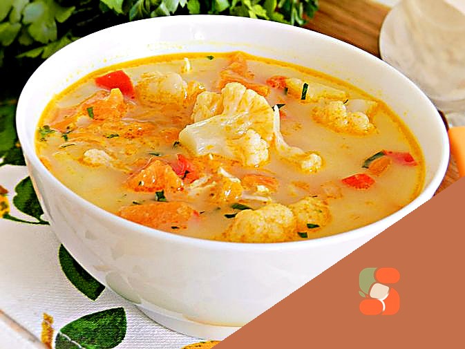 Гарбузовий суп з куркою, цвітною капустою та вершковим сиром