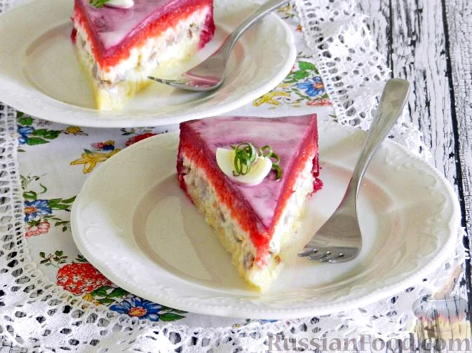 Салат-торт "Оселедець під шубою" під буряковим мусом